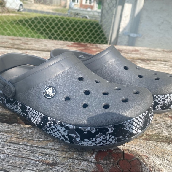 Women’s CROCS Size 8 - Gray Snake Print - Picture 1 of 3
